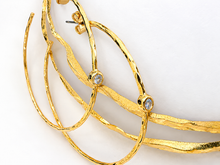 Cargar imagen en el visor de la galería, Hammered Gold Hoop Earrings