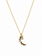 Cargar imagen en el visor de la galería, Moon Necklace Dainty Hammered Crystal Gold Necklace