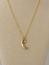 Cargar imagen en el visor de la galería, Moon Necklace Dainty Hammered Crystal Gold Necklace
