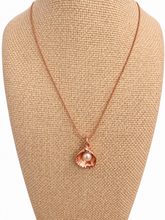 Cargar imagen en el visor de la galería, Rose Gold Pearl Shell Necklace