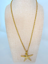 Cargar imagen en el visor de la galería, Golden Starfish Necklace