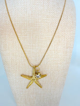 Cargar imagen en el visor de la galería, Golden Starfish Necklace