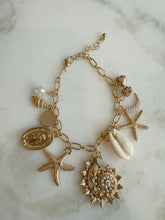 Cargar imagen en el visor de la galería, Golden Seashell &amp; Starfish Charm Bracelet – Coastal Medallion Jewelry