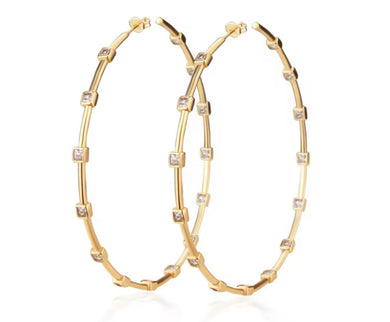 Gold hoop earrings with square-set crystals – stylish sparkle for everyday wear.